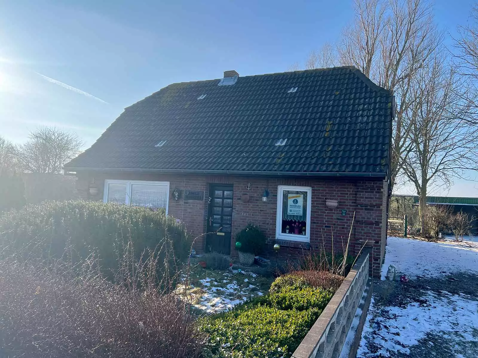 Frontansicht des Einfamilienhauses mit Eingang - Immobilie auf Nordstrand