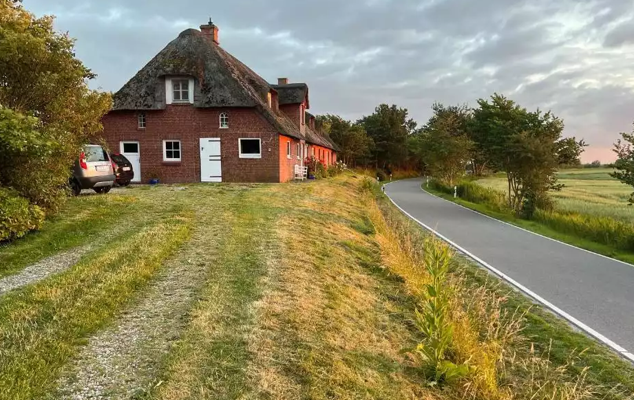 Zufahrt zum Haus mit Stellplätzen auf dem Grundstück