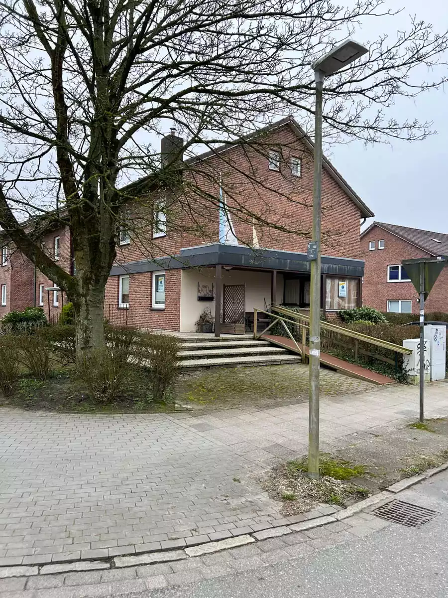 Außenansicht des Hauses mit Eingangsbereich in Husum