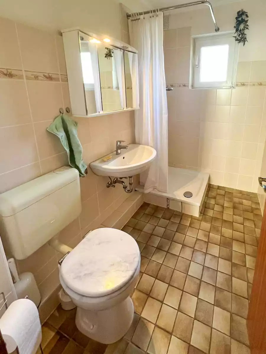 Badezimmer mit Blick zur Dusche in Eigentumswohnung in Husum