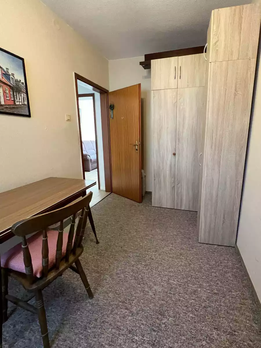 Schmaler Raum mit Teppich, nutzbar als Büro oder Gästezimmer in Husum