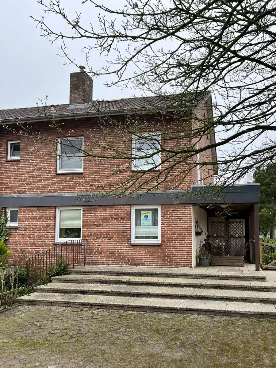 Hauseingang mit kleiner Treppe – Außenansicht der Immobilie in Husum