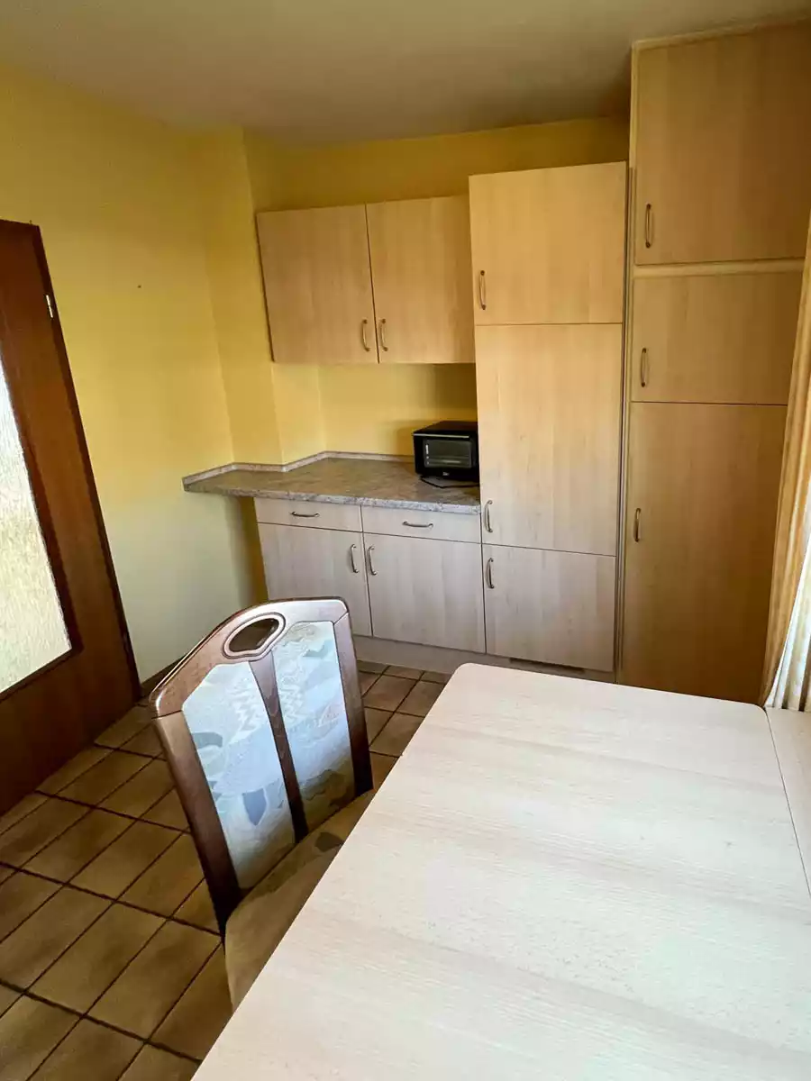 Küche mit Einbauküche aus zweiter Perspektive in Wohnung in Husum