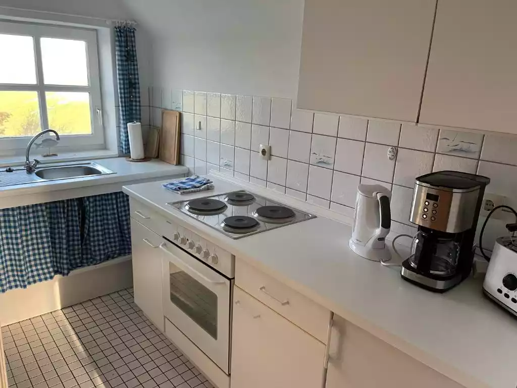 Küche mit Spüle und Herd – funktional ausgestattet