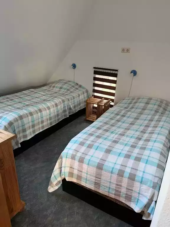 Schlafzimmer mit zwei Einzelbetten – ideal für Feriengäste oder Familie