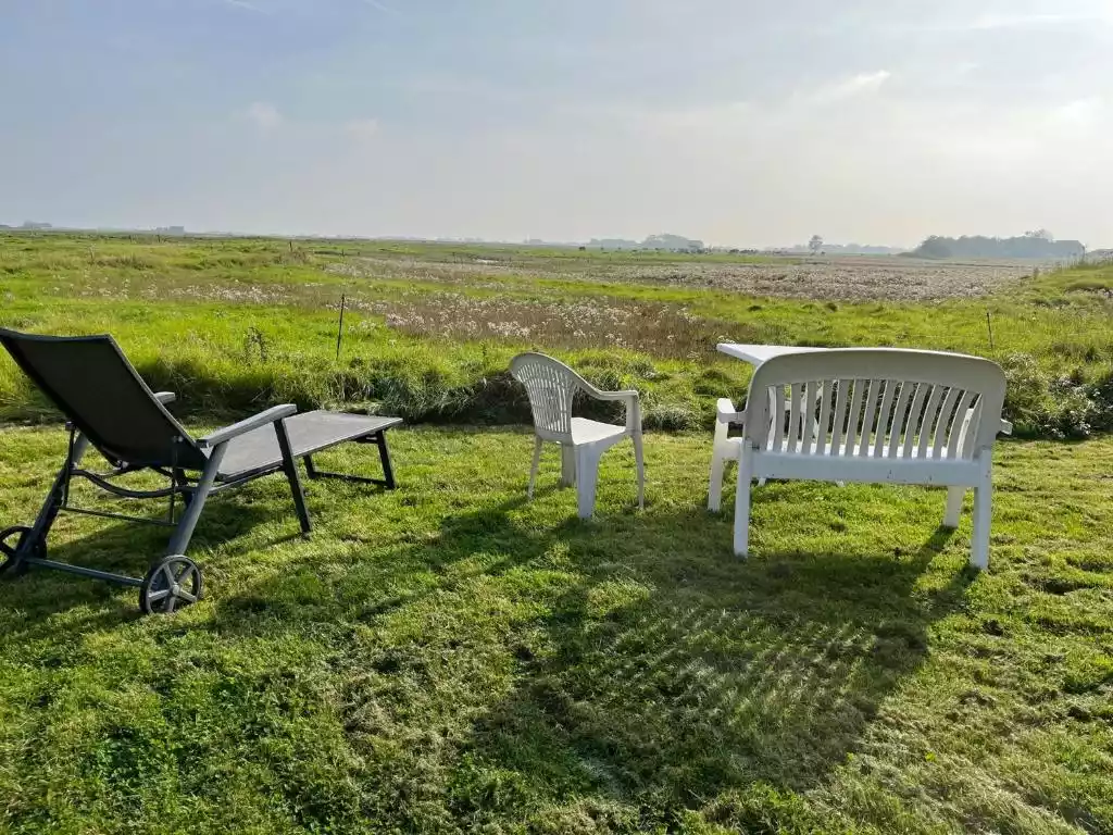 Sitzbereich im Garten mit freiem Blick über die Landschaft
